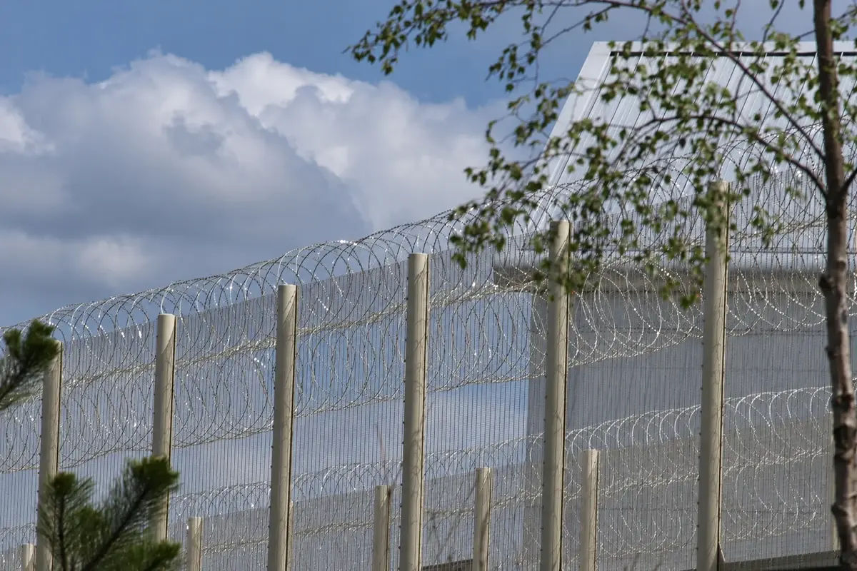 Security mesh fence with a changing top line