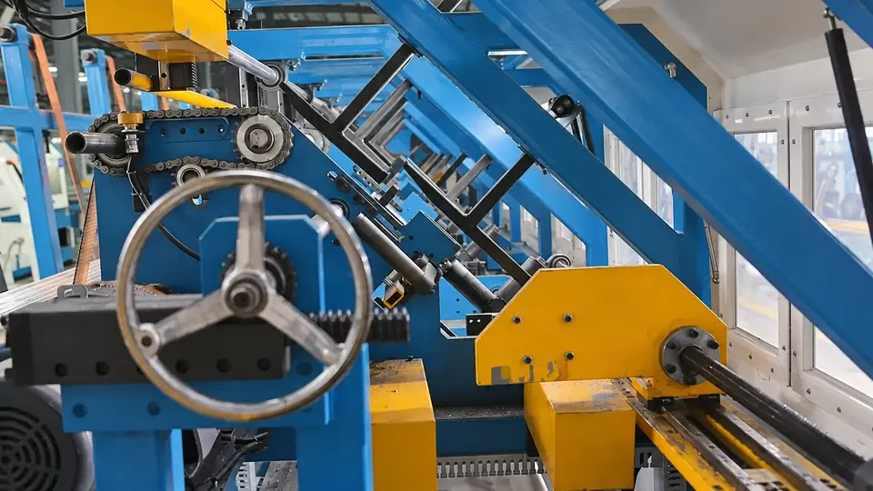 Automatic tube cutting equipment in a workshop