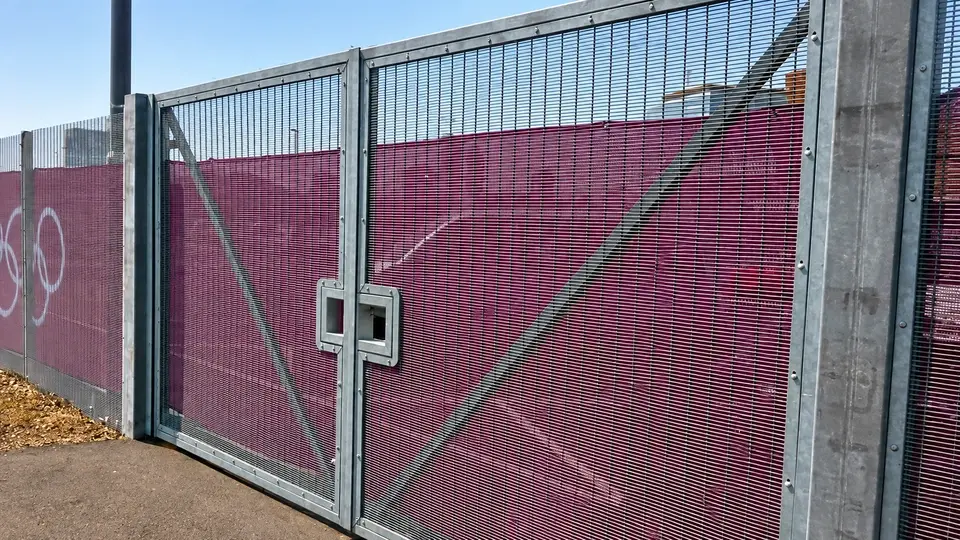 Double leaf mesh gates with central locking hardware
