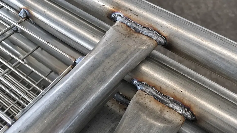 Welded joint between galvanized tubular components