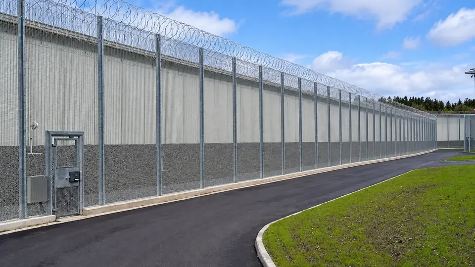 Secure mesh boundary along a curved service road