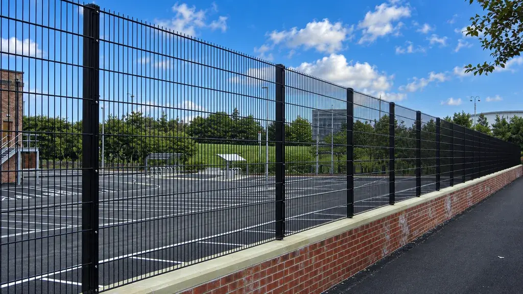 Regular mesh panel bays mounted above a brick wall