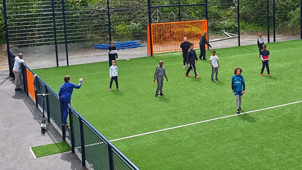 Mesh rails separating spectators from an outdoor play court