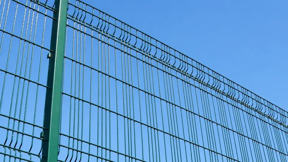 Welded mesh panels with repeated horizontal profile bends