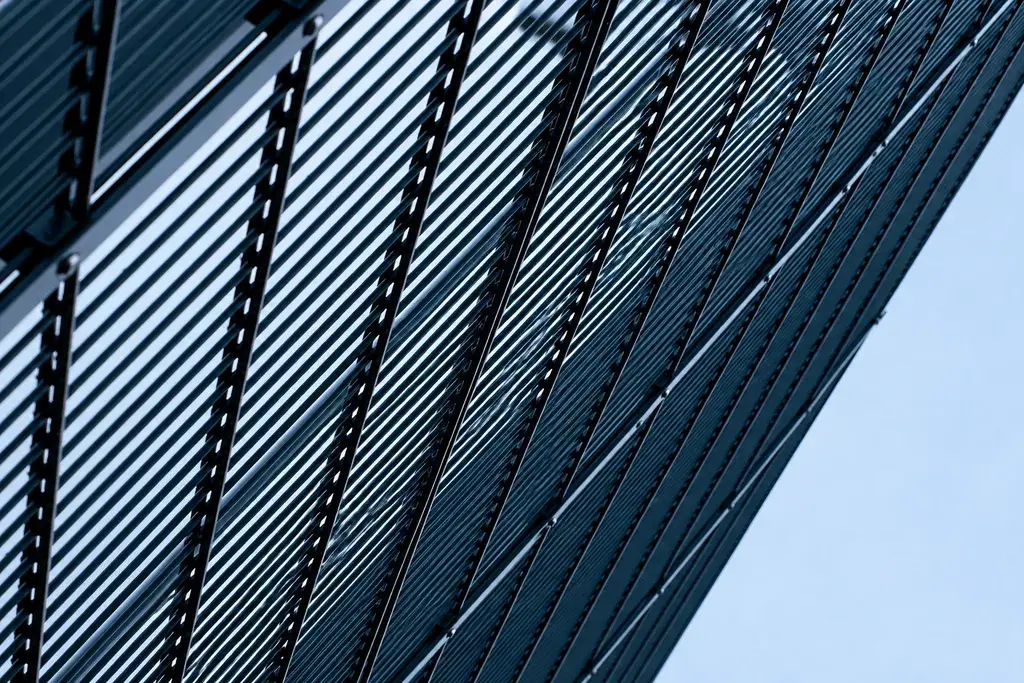 Close view of horizontal twin wires and vertical mesh wires