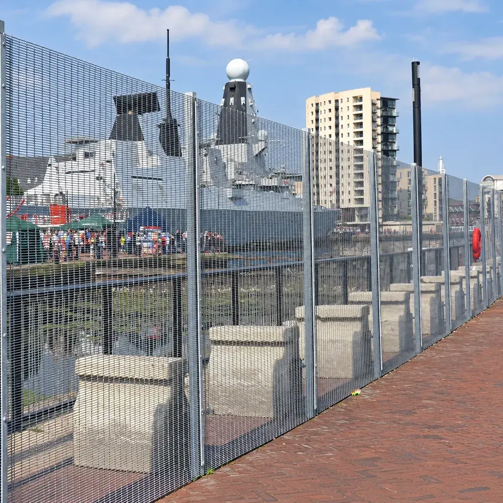Rapid-deployment mesh fence supported on concrete blocks