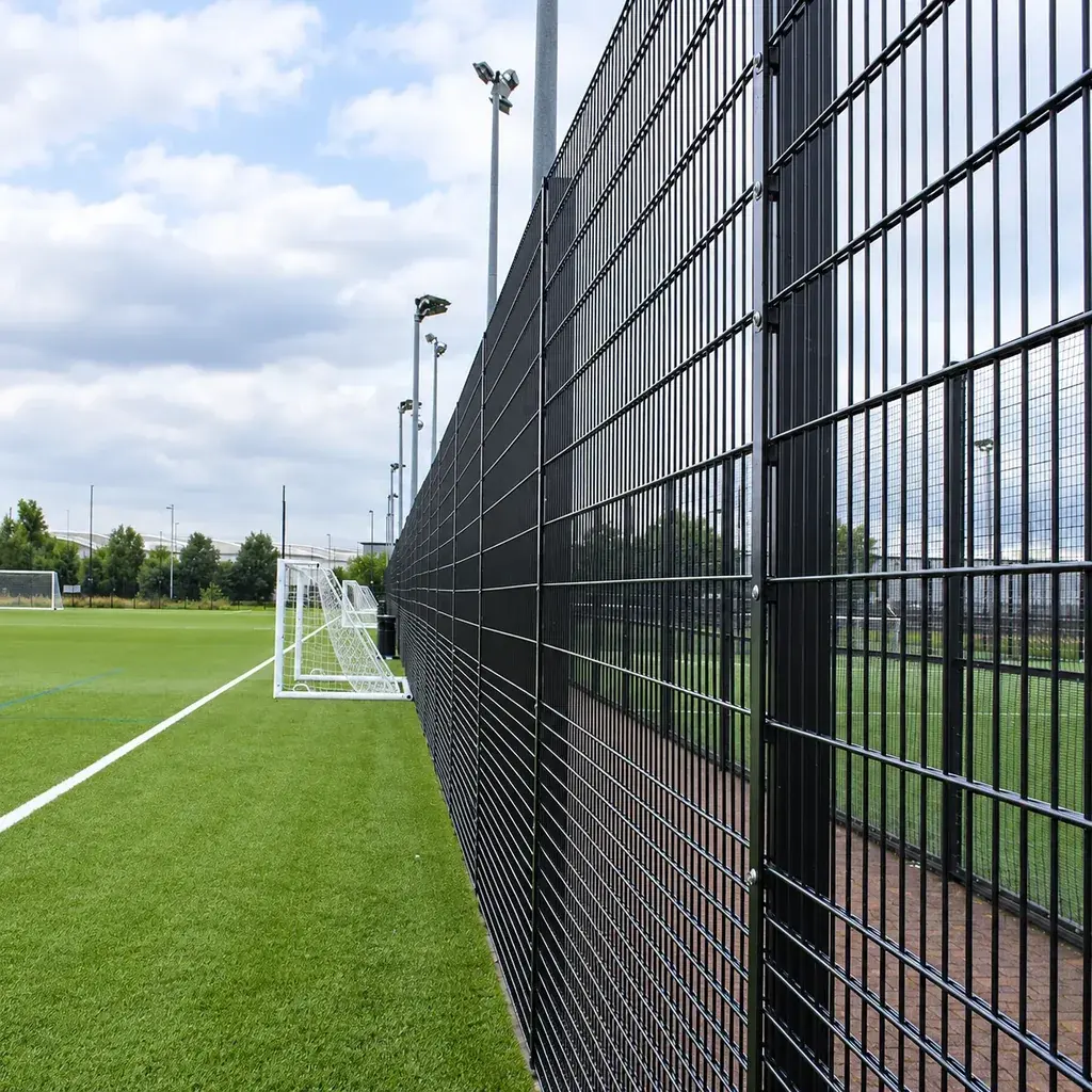 Sports fence with a close-spaced rebound section at the base