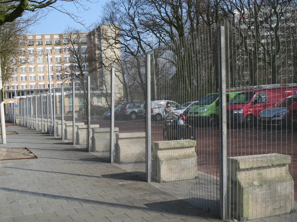 Rapid deployment mesh fence on above-ground concrete support blocks