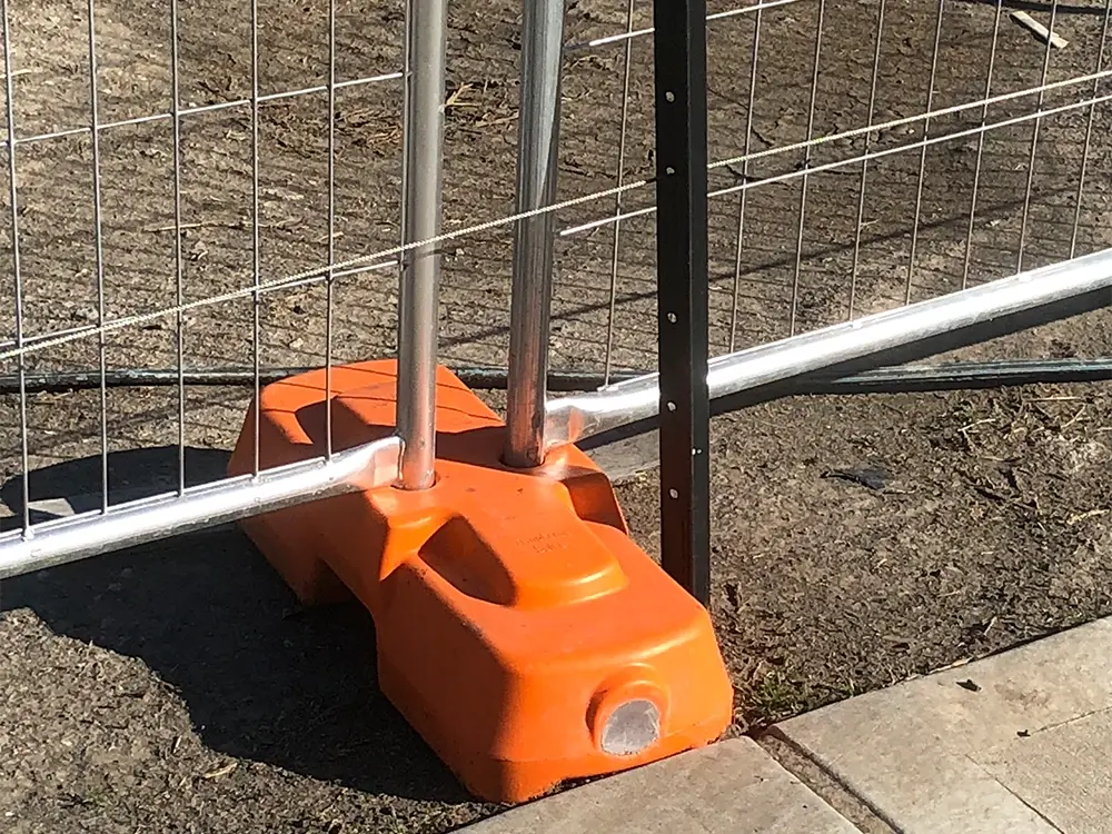 Temporary fence leg and support brace connected to an above-ground base