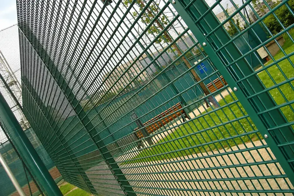Close view of the lower and upper mesh zones of a rebound sports fence